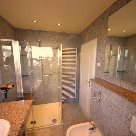 Reetdach-ferienwohnungen 8 Kroening * Groß Zicker